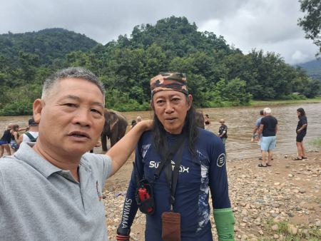 Our guide with a mahout on the riverbank - lifeonwheel.com