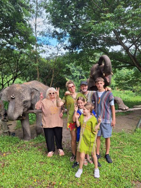 The family group giving peace signs between two elephants - lifeonwheel.com