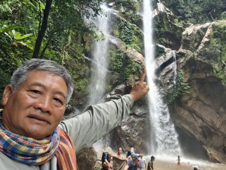 The twin falls tumbling into the crowded pool below - lifeonwheel.com