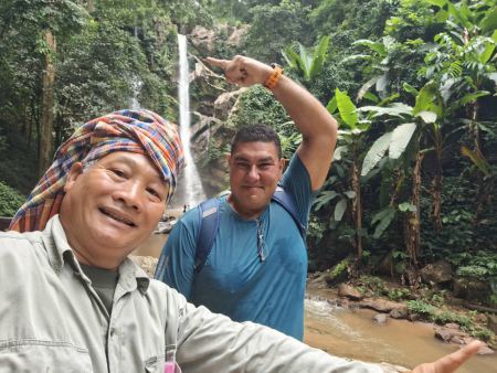 Our guide with a guest at the waterfall pool - lifeonwheel.com